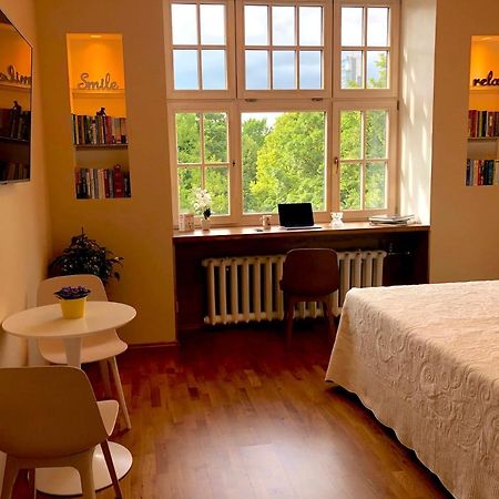Centrally Located Apartment Overlooking Vermanes Park Riga Bagian luar foto