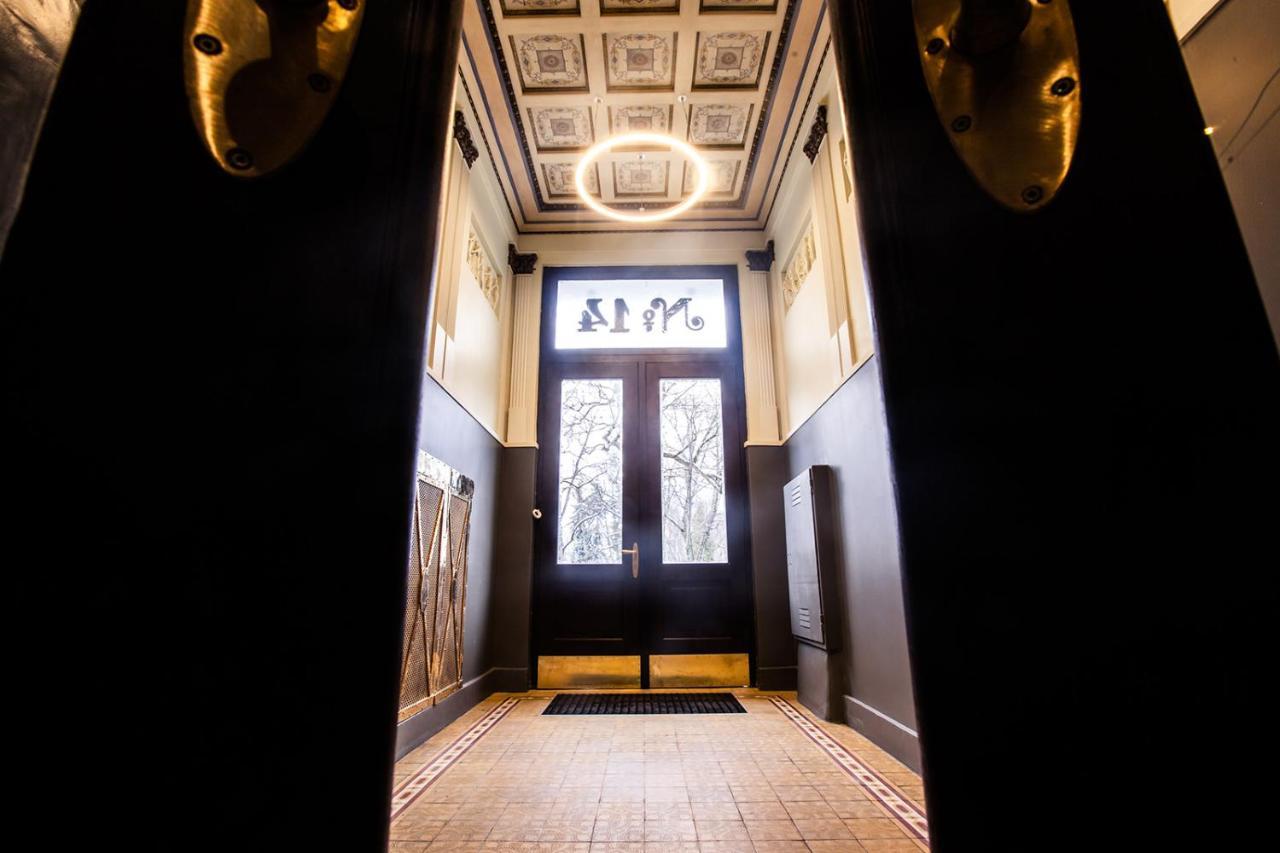 Centrally Located Apartment Overlooking Vermanes Park Riga Bagian luar foto