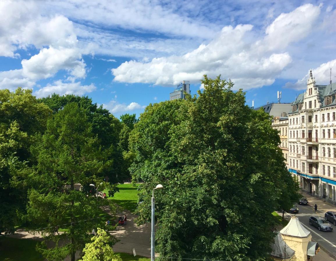 Centrally Located Apartment Overlooking Vermanes Park Riga Bagian luar foto
