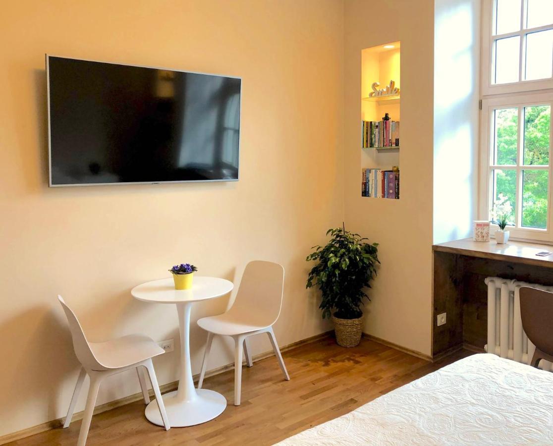 Centrally Located Apartment Overlooking Vermanes Park Riga Bagian luar foto