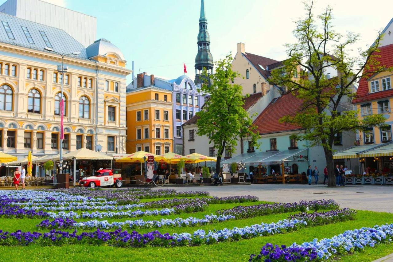 Centrally Located Apartment Overlooking Vermanes Park Riga Bagian luar foto