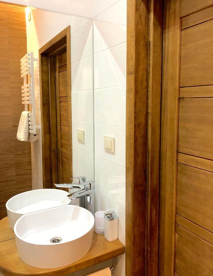 Centrally Located Apartment Overlooking Vermanes Park Riga Bagian luar foto