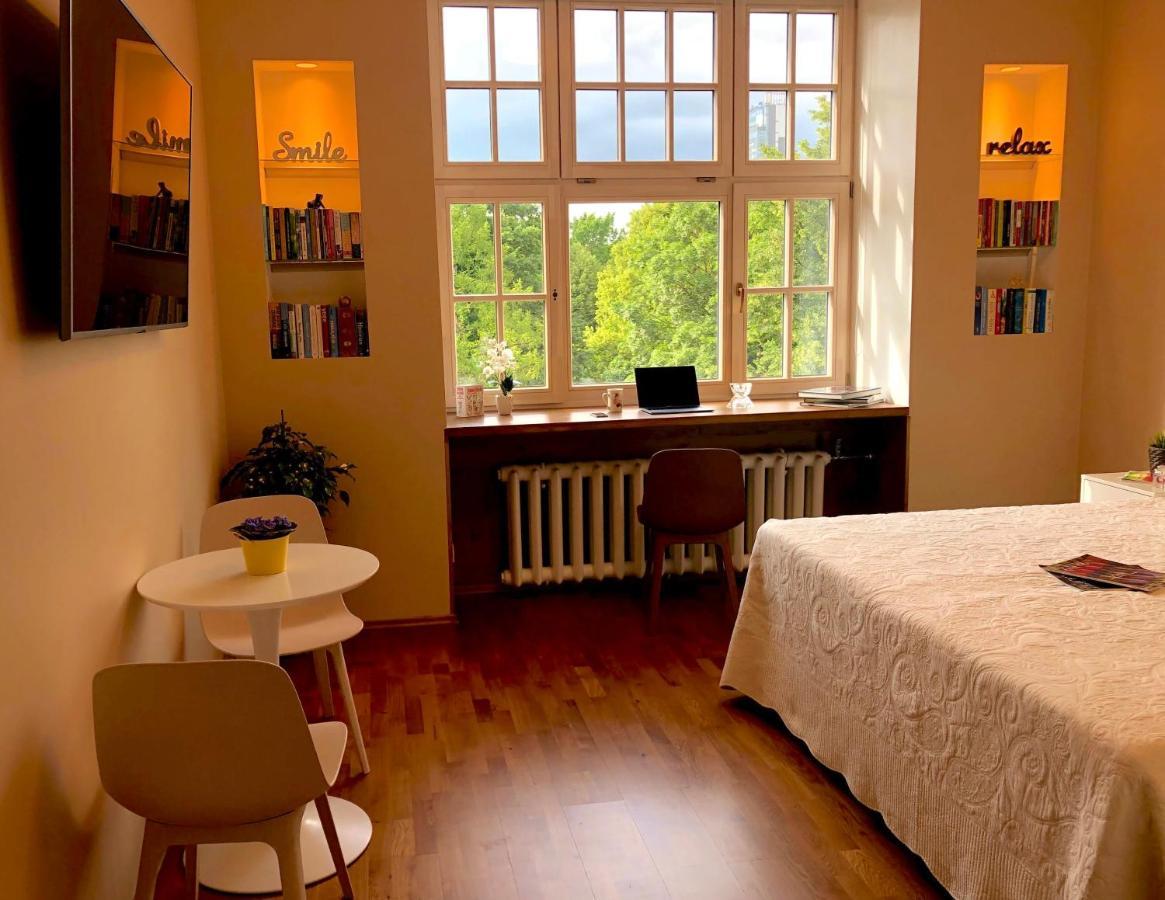 Centrally Located Apartment Overlooking Vermanes Park Riga Bagian luar foto